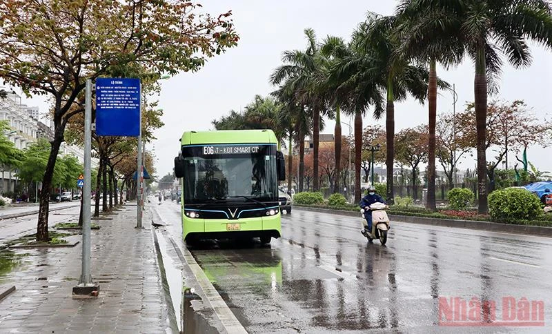 Tuyến buýt điện E06 của VinBus qua Khu đô thị Smart City.