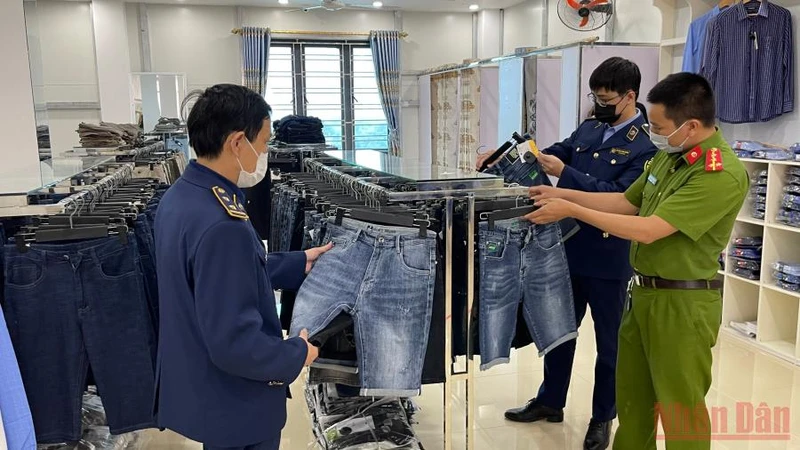 Lực lượng chức năng kiểm tra, phát hiện tại cửa hàng Nam Long Fashion Family (xã Nghĩa Phong, huyện Nghĩa Hưng) bày bán hơn 400 sản phầm quần jeans nam, nữ không nguồn gốc, xuất xứ.
