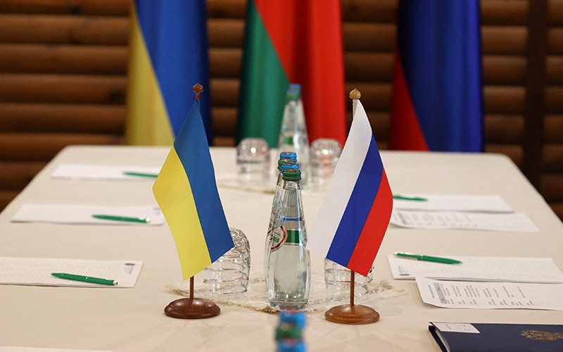 Việc tái bắt đầu đối thoại và hòa giải giữa Nga và Ukraine trên nền tảng trực tuyến đã nhận được sự hoan nghênh từ cả hai phía. Đây là một bước quan trọng trong việc đẩy mạnh các cuộc đàm phán và góp phần làm giảm bớt căng thẳng giữa hai bên trong bối cảnh nền chính trị và kinh tế thế giới đang phức tạp. Sự đồng ý trở lại đàm phán đã thể hiện sự quan tâm lẫn nhau đến vấn đề an ninh khu vực, tạo điều kiện cho việc giải quyết các tranh chấp một cách nhanh chóng và thỏa đáng.