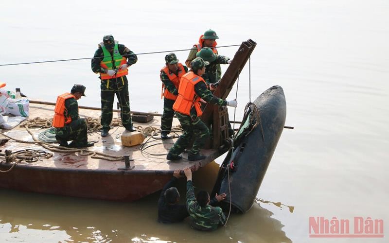 Tháng 6/2020, Bộ Tư lệnh Thủ đô đã trục vớt thành công quả bom dài 1,6 m dưới sông Hồng, gần cầu Long Biên, Hà Nội.