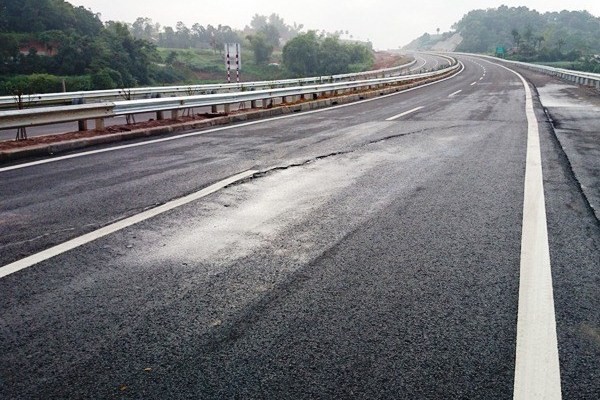 VEC đang sửa chữa hư hỏng, hằn lún mặt đường cao tốc Hà Nội-Lào Cai. (Ảnh: VEC)