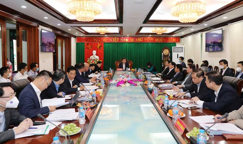 Phó Thủ tướng Chính phủ Lê Minh Khái làm việc tại Công ty cổ phần Phân đạm và Hóa chất Hà Bắc.