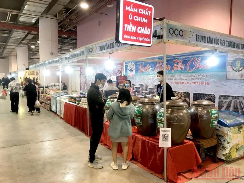 Một gian hàng trưng bày các sản phẩm nông nghiệp tỉnh Thái Bình tham gia Hội chợ OCOP tỉnh Quảng Ninh năm 2021.