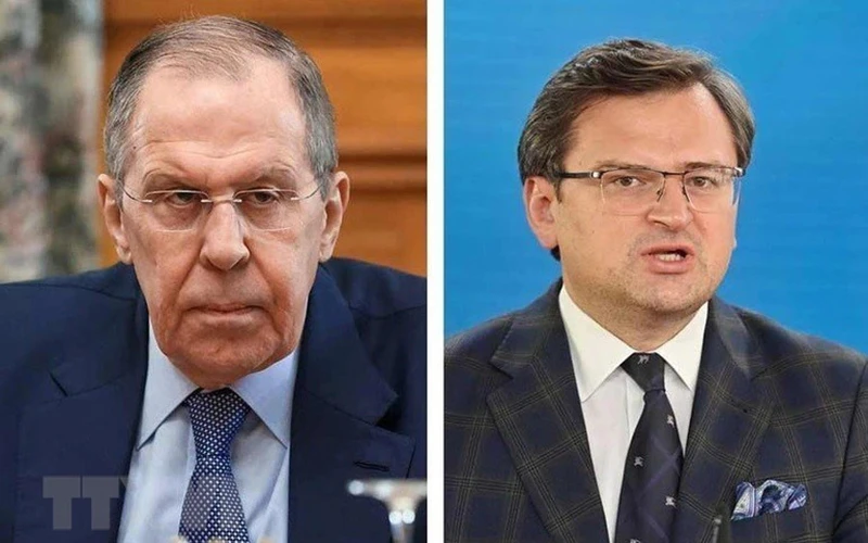 Ngoại trưởng Nga Sergei Lavrov (trái) và người đồng cấp Ukraine Dmytro Kuleba. (Ảnh: Reuters/TTXVN)
