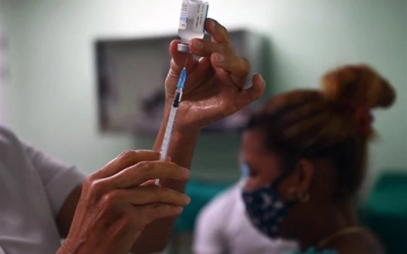 Nhân viên y tế tiêm vaccine phòng Covid-19 cho người dân tại Cienfuegos (Cuba). (Ảnh: AFP/TTXVN)
