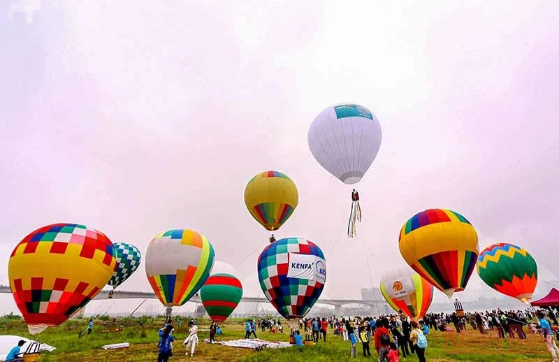 Ngày hội khinh khí cầu do Sở Du lịch Hà Nội tổ chức tại khu vực vườn nhãn Long Biên, quận Long Biên, Hà Nội. (Ảnh: NHẬT NAM)