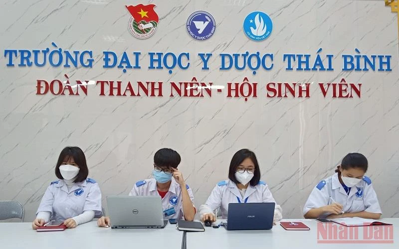 Các sinh viên năm cuối trường Đại học Y Dược Thái Bình trực tư vấn tại Tổng đài chăm sóc F0 tại nhà.