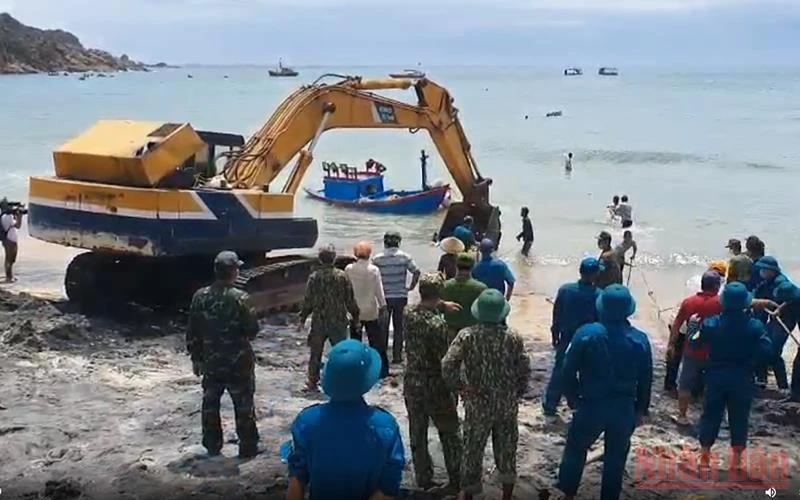 Lực lượng vũ trang tỉnh Bình Định đã hỗ trợ người dân xã Nhơn Lý, thành phố Quy Nhơn trục vớt tàu thuyền bị chìm do lốc xoáy vào ngày 31/3. (Ảnh: CÁT HÙNG)