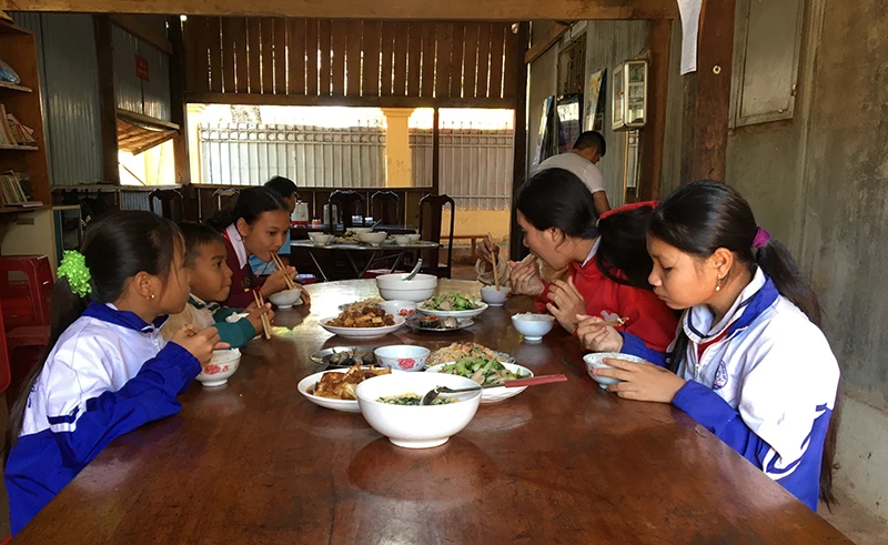 “Bếp ăn tình thương” tại Đội công tác địa bàn tại xã Dom (huyện Đức Cơ) giúp các em thuận tiện đến lớp.