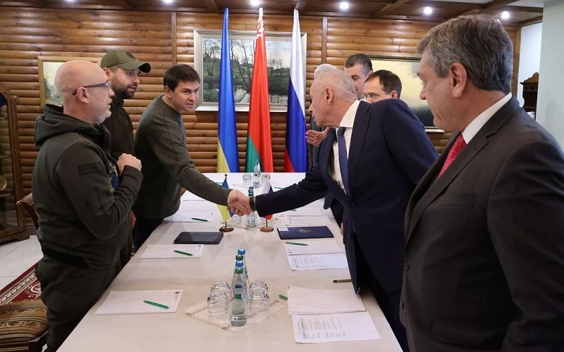 Các thành viên đoàn đám phán Nga và Ukraine tham gia đàm phán tại khu vực Brest, Belarus, ngày 3/3/2022. (Ảnh: BelTA)
