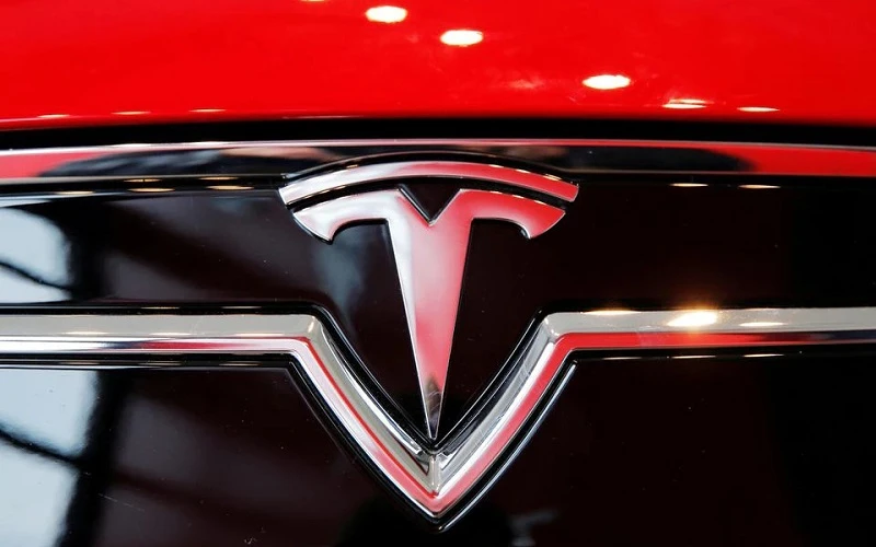 Logo của hãng xe điện Tesla. (Ảnh: Reuters)