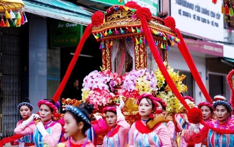 Đội thiếu nữ tham gia Cung nghinh Thánh Mẫu qua nhiều tuyến phố ở trung tâm thành phố Huế.