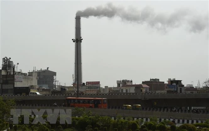 Khói bốc lên từ nhà máy nhiệt điện Badarpur ở thủ đô New Delhi, Ấn Độ. (Ảnh: AFP/TTXVN)