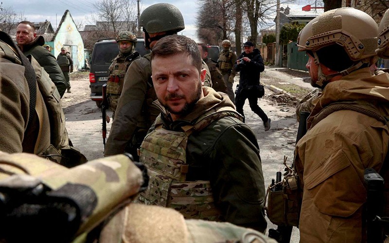 Tổng thống Zelensky được các quân nhân Ukraine bảo vệ khi ông tới khu vực Bucha, ngày 4/4. (Ảnh: Reuters)