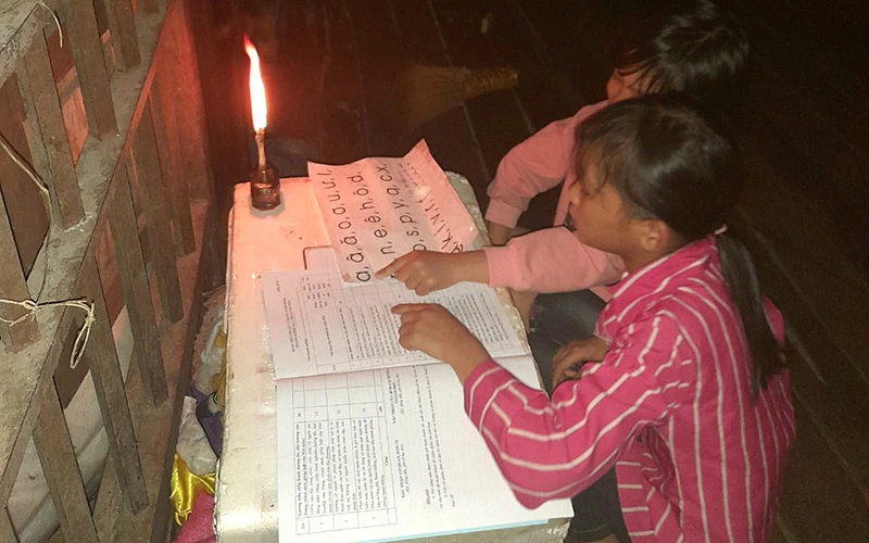 Trẻ em thôn Nà Cà, xã Bằng Thành (Pác Nặm) phải dùng đèn dầu tự chế lấy ánh sáng để học bài.