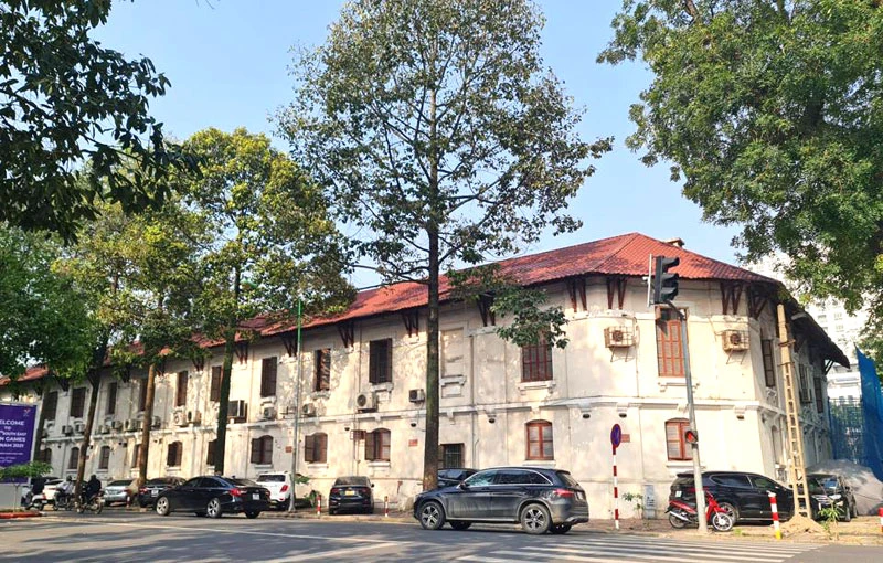 Công trình nhà 2 tầng, trước đây là trụ sở và nhà máy sản xuất của Công ty  CP Thiết bị bưu điện, tại số 61 phố Trần Phú (quận Ba Đình, Hà Nội). (Ảnh: VŨ LÊ)