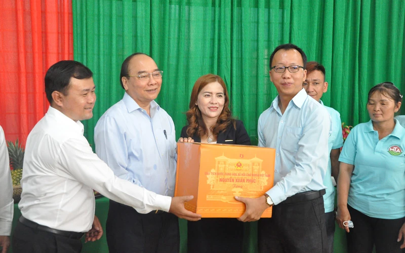 Chủ tịch nước Nguyễn Xuân Phúc tặng quà cho HTX Mỹ Tịnh An.