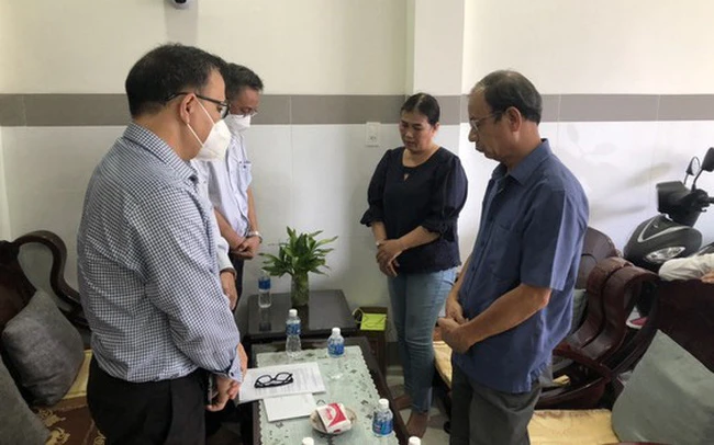 Đại diện Ban Giám hiệu Trường Đại học Nông lâm TP Hồ Chí Minh tới thăm hỏi, động viên gia đình nam sinh viên mất tích. (Ảnh: SGGP).