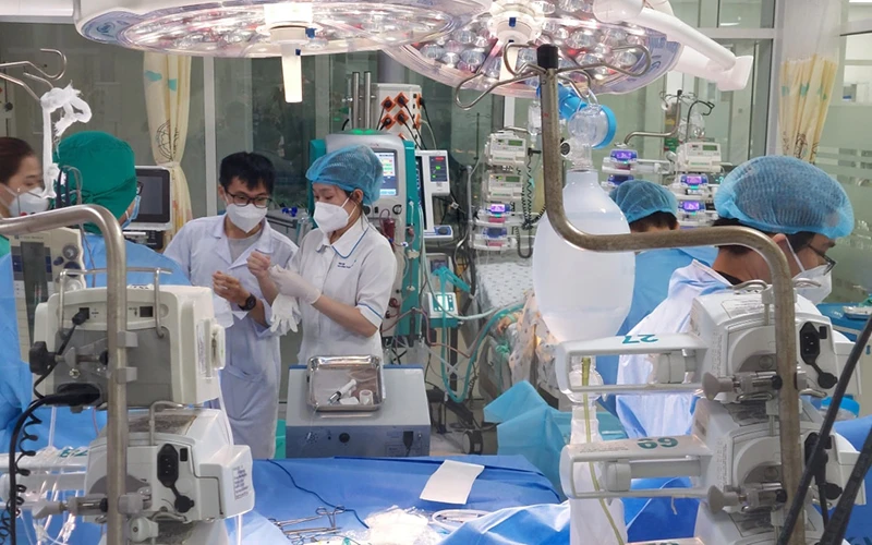 Các bác sĩ can thiệp cho trẻ tổn thương tim sau nhiễm Covid-19. (Ảnh: Bệnh viện Nhi Đồng Thành phố Hồ Chí Minh)
