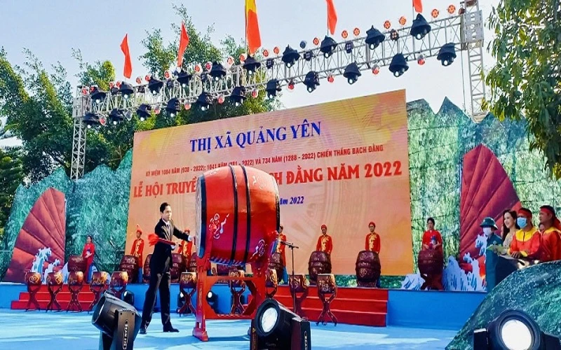 Lãnh đạo thị xã Quảng Yên gióng trống khai Hội truyền thống Bạch Đằng năm 2022.