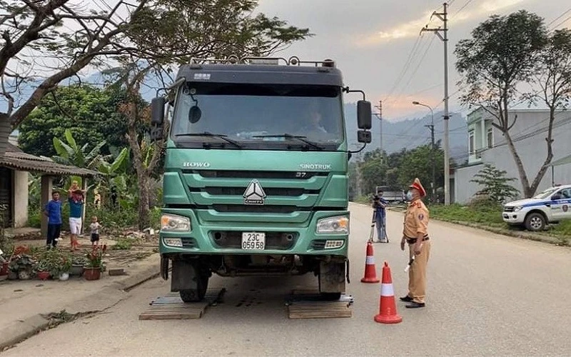 Lực lượng Cảnh sát giao thông kiểm tra tải trọng xe tải. 