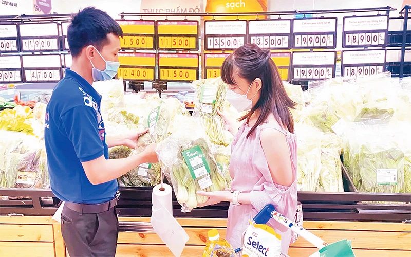 Người dân mua hàng hóa bình ổn giá tại một siêu thị ở thành phố Hồ Chí Minh. (ảnh cộng tác viên)