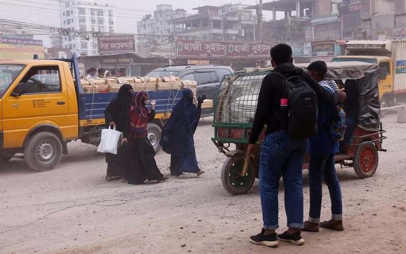 Một con đường đầy bụi ở khu vực Tongi của Gazipur, Bangladesh. (Ảnh: Reuters)