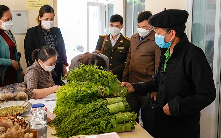 Người dân huyện Hà Quảng giới thiệu các sản phẩm sinh kế bền vững (Ảnh: AAV/AFV).