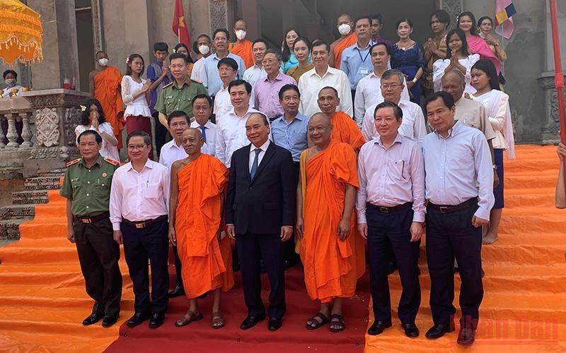 Chủ tịch nước Nguyễn Xuân Phúc chụp ảnh lưu niệm với các vị chức sắc tôn giáo Nam tông Khmer thành phố Cần Thơ.