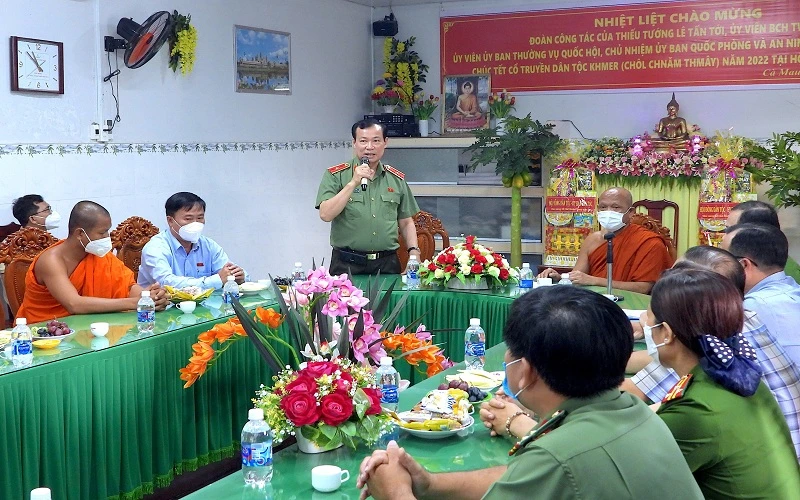 Thiếu tướng Lê Tấn Tới thăm, tặng quà tại Hội Đoàn kết sư sãi yêu nước tỉnh Cà Mau. 