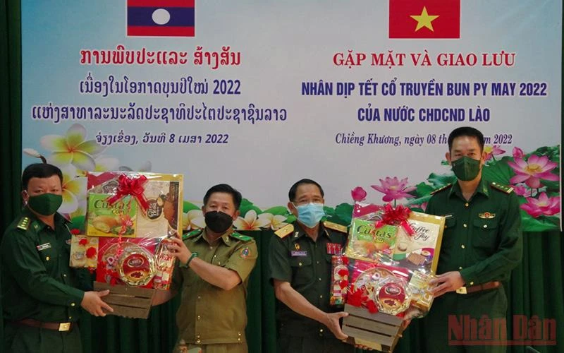 Lãnh đạo Bộ đội Biên phòng tỉnh Sơn La và đoàn công tác tặng quà cho Công an tỉnh và Bộ Chỉ huy Quân sự tỉnh Hủa Phăn nhân dịp tết cổ truyền Bun Py May.