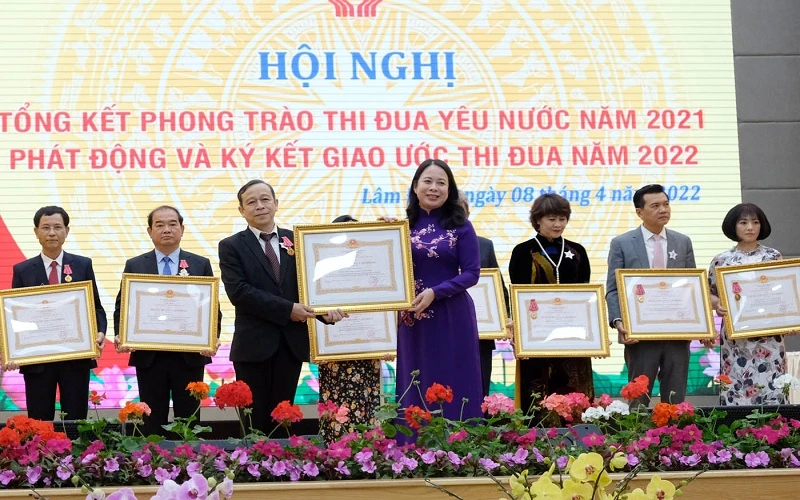 Phó Chủ tịch nước Võ Thị Ánh Xuân trao Huân chương Lao động tặng các tập thể và cá nhân.