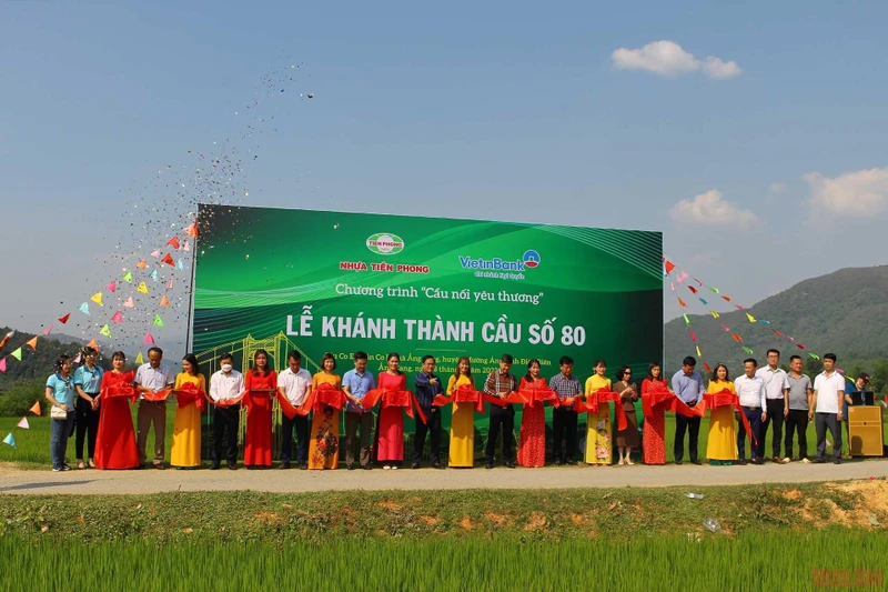 Đại diện các đơn vị tài trợ cùng các đồng chí lãnh đạo huyện Mường Ảng cắt băng khánh thành cầu Co En. (Ảnh: LÊ LAN)