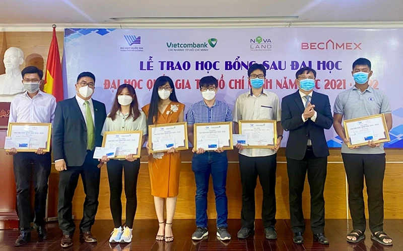 Ông Bùi Xuân Huy, Chủ tịch Hội đồng quản trị Tập đoàn NovaLand trao học bổng cho các học viên có thành tích học tập và nghiên cứu xuất sắc.