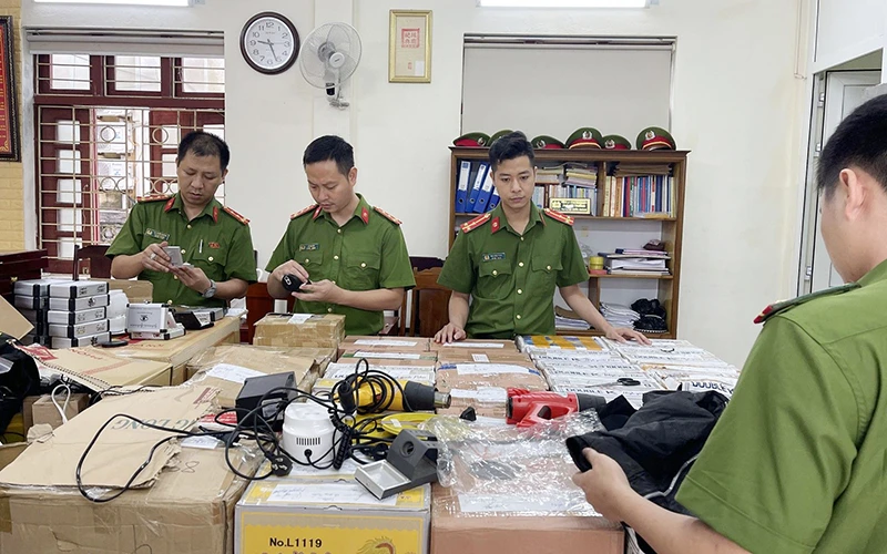 Công an tỉnh Thanh Hóa thu giữ các thiết bị, dụng cụ đánh bạc tại một địa điểm buôn bán ở thành phố Thanh Hóa. (Ảnh THÁI THANH) 