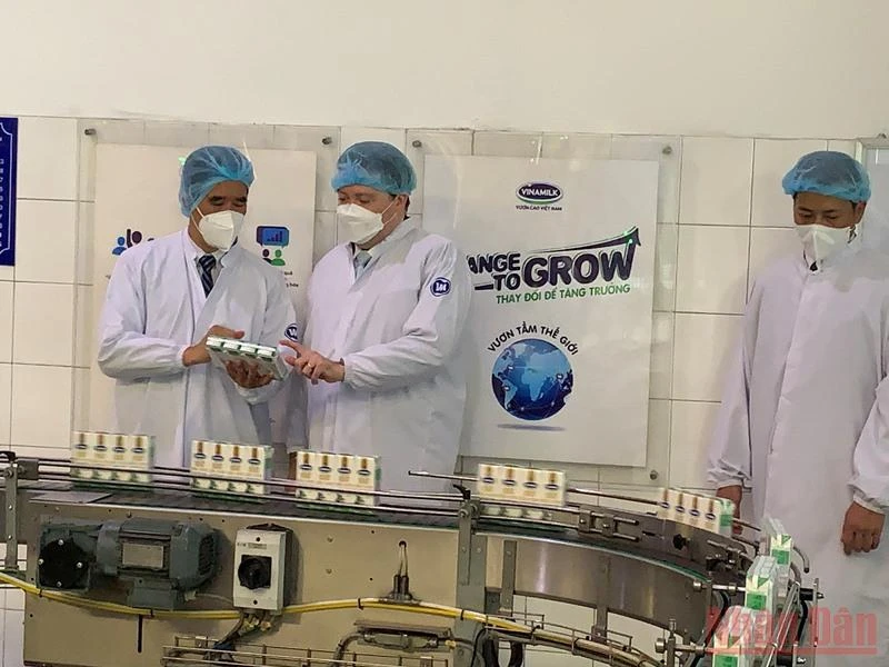 Tân Đại sứ Hoa Kỳ tại Việt Nam Marc Evans Knapper (giữa) thăm Nhà máy sữa Vinamilk tại Cần Thơ.