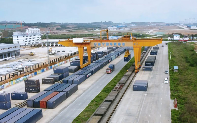 Các container hàng hóa liên vận tại Cảng đường sắt quốc tế Nam Ninh. (Ảnh: Nhân Dân Nhật báo)