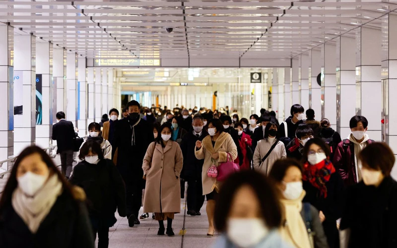 Ảnh minh họa: Người dân đeo khẩu trang đi bộ tại một ga xe lửa ở Tokyo, Nhật Bản. (Nguồn: REUTERS)