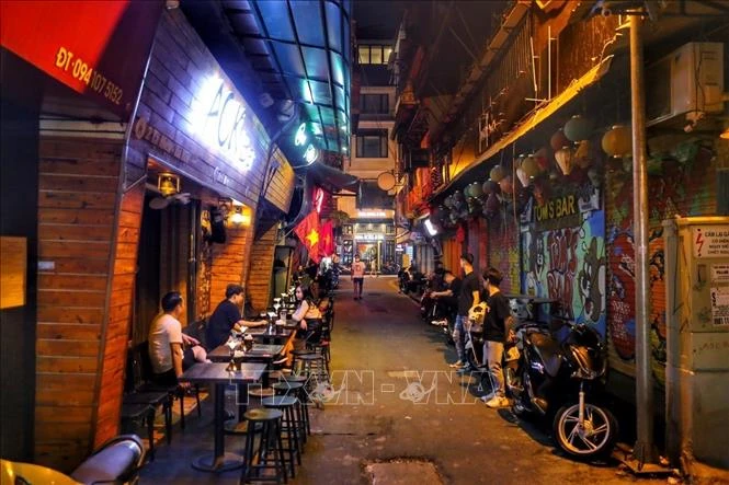 Việc các quán bar hoạt động trở lại càng làm khu vực Tạ Hiện-Lương Ngọc Quyến đông đúc, nhộn nhịp hơn.