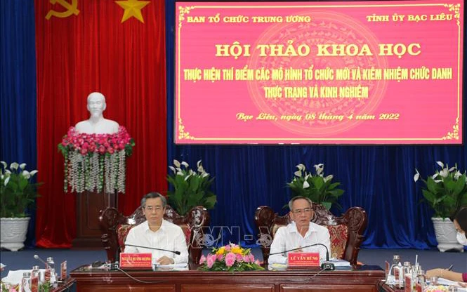 Đồng chí Nguyễn Quang Dương, Phó Trưởng Ban Tổ chức Trung ương và đồng chí Lữ Văn Hùng, Bí thư Tỉnh ủy Bạc Liêu đồng chủ trì hội thảo. (Ảnh: TTXVN)