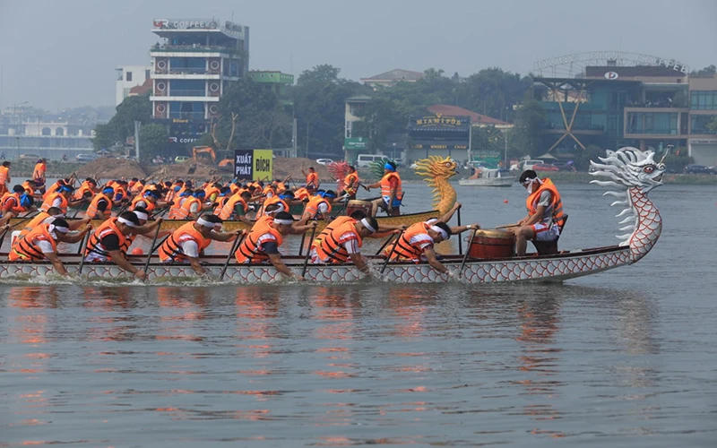 Các đội chải tham gia thi tài trên hồ Công viên Văn Lang.