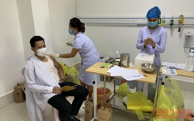 Tiêm vaccine ngừa Covid-19 tại Lào. (Ảnh XUÂN SƠN)