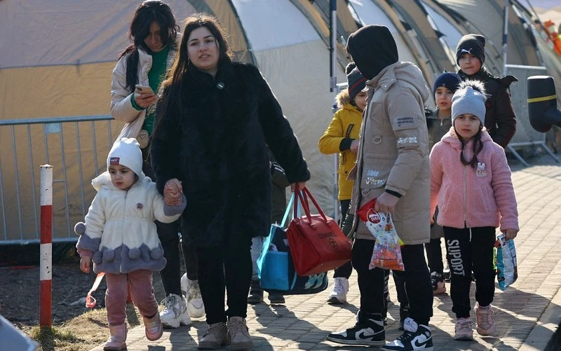 Người tị nạn Ukraine sơ tán tới trạm kiểm soát biên giới ở Medyka, Ba Lan, ngày 20/3/2022. (Ảnh: Reuters)
