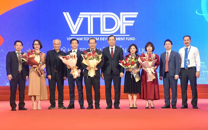 Đại diện Tổng cục Du lịch, Hiệp hội Du lịch tặng hoa cho Ban điều hành VTDF tại buổi ra mắt sáng 1/4/2022 (Ảnh: Tổng cục Du lịch)