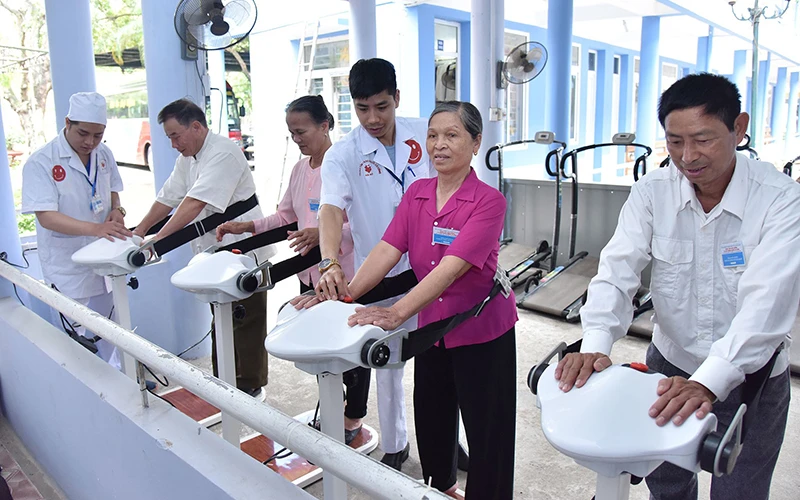 Tập phục hồi chức năng cho người cao tuổi tại Trung tâm nuôi dưỡng và điều dưỡng người có công thành phố Hà Nội. (Ảnh NGUYỄN ĐĂNG)