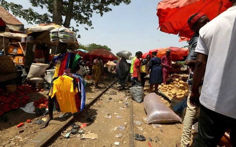 Người dân mua bán tại 1 khu chợ dọc đường ray tàu hỏa ở Kaduna, Nigeria, ngày 30/4/2021. (Ảnh minh họa: Reuters)