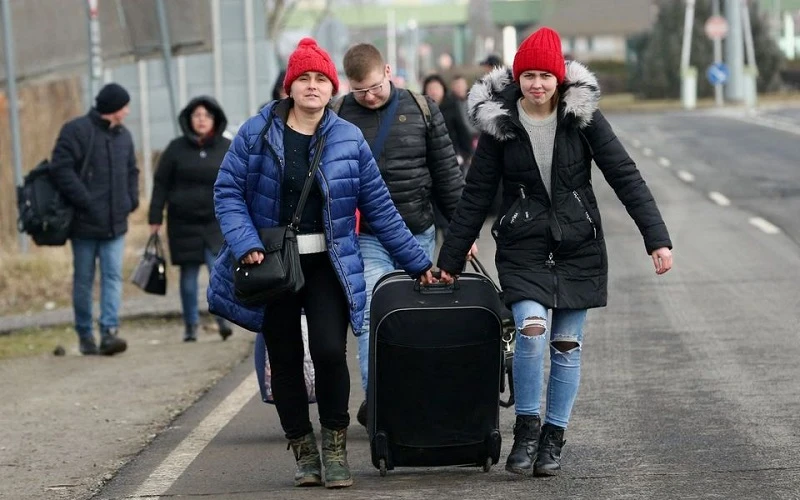 Người dân Ukraine đi sơ tán tới Beregsurany, Hungary, ngày 24/2/2022. (Ảnh: Reuters)