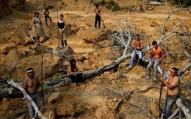 Những người bản địa thuộc bộ lạc Mura tại khu vực rừng Amazon bị chặt phá gần Humaita, bang Amazonas, Brazil, ngày 20/8/2019. (Ảnh: Reuters)