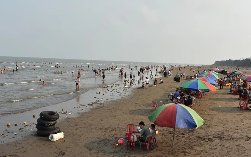 Ước tính có khoảng 8.000 đến 10.000 người đổ về bãi biển Cồn Vành, tỉnh Thái Bình trong hai ngày nghỉ lễ vừa qua. (Ảnh:MAI TÚ)