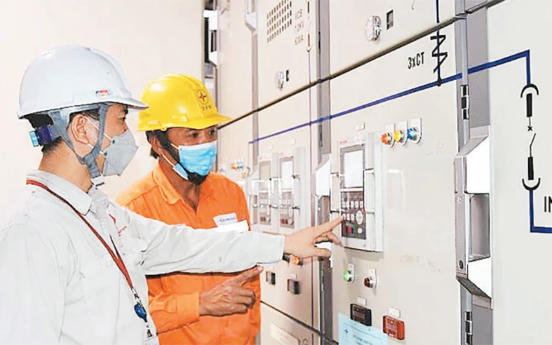 Vận hành hệ thống điện tại Công ty TNHH Lotte Coralis Việt Nam, đơn vị tham gia chương trình điều chỉnh phụ tải điện với EVNHANOI.